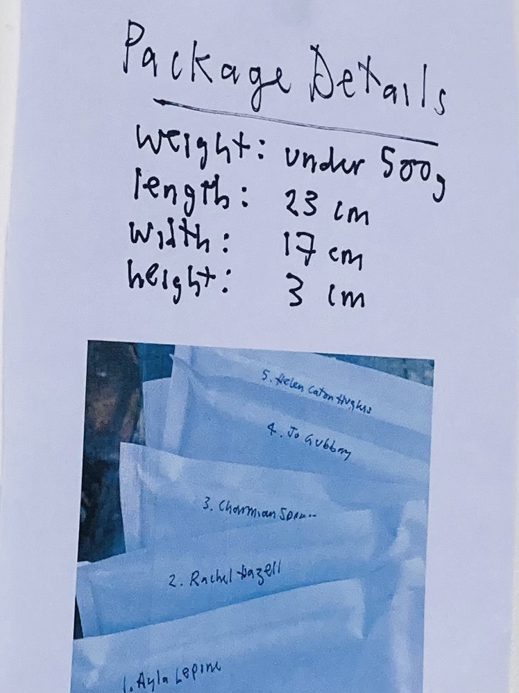 Handwriting with the dimensions, above a photo of parcels with labels. Handwriting with the dimensions, above a photo of parcels with labels.